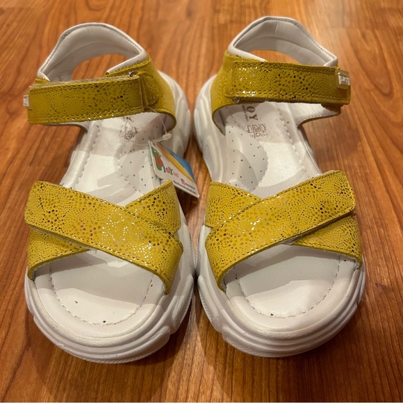 Girl’s sandals with arch support.
 Size 4 Big kid - Picture 2 of 5